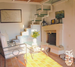 Televisión, chimenea, reproductor de DVD