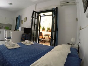 In-room safe, desk, iron/ironing board, travel cot