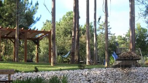 A gazebo, a hammock, and a rock garden in a forested area. - Casa EmCanto - Swimming pool, games room, cinema with capacity for 16 guests (Pombal)