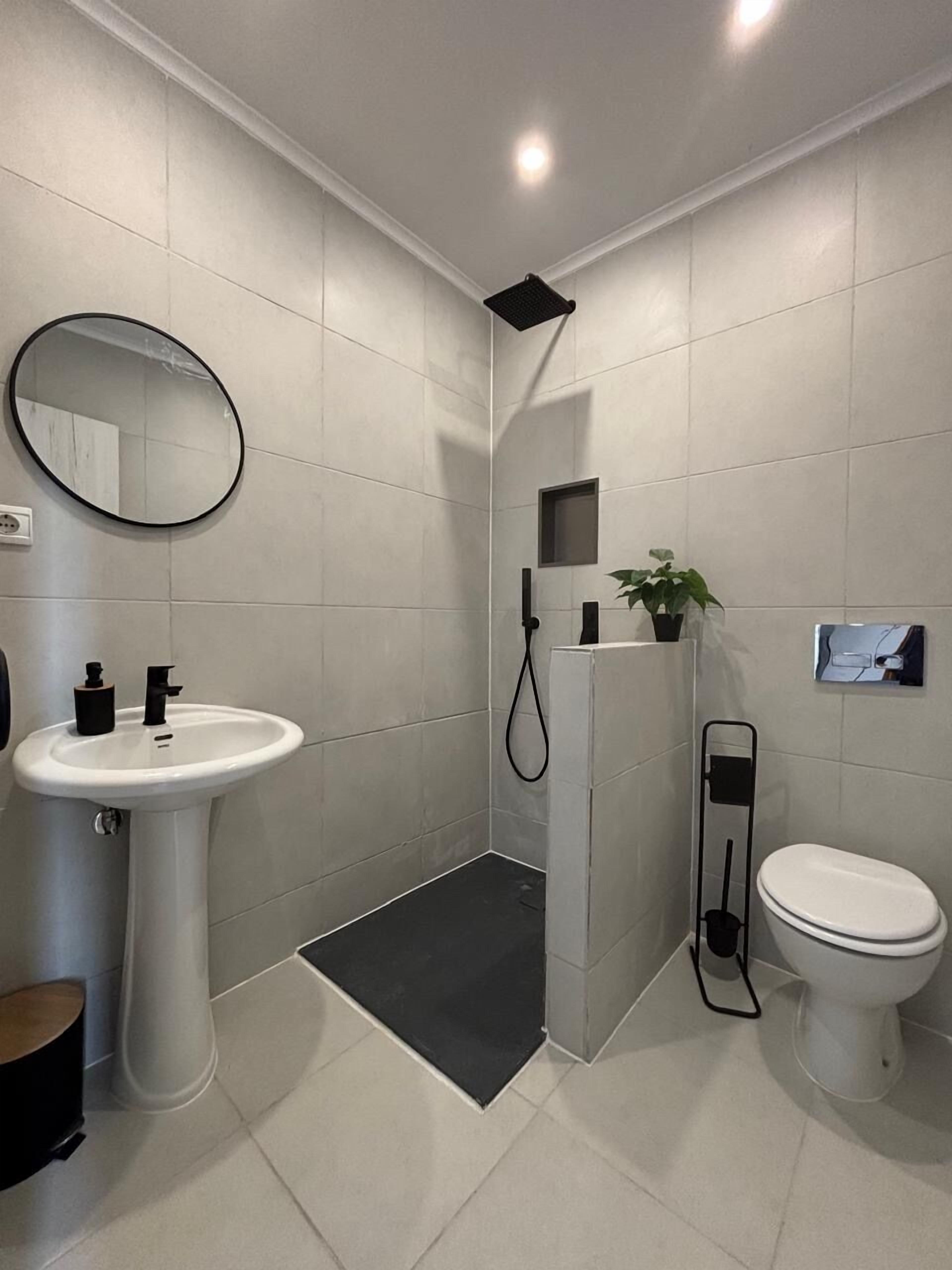 Dusche, Haartrockner, Handtücher, Toilettenpapier