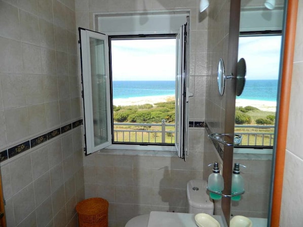 Bathroom - Front line beach apartment in Lariño (Lariño)