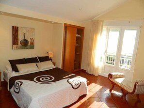 3 bedrooms, WiFi, bed sheets - Front line beach apartment in Lariño (Lariño)