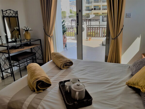 1 Schlafzimmer, Zimmersafe, Schreibtisch, Bügeleisen/Bügelbrett