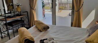 Luxury 1 bedroom apartment with Large private balcony, free Wi-Fi & 2 pool