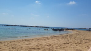 Una playa cerca, sillas reclinables de playa, toallas de playa