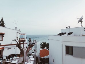 Outdoor dining - SLEEPS 2, SEA VIEW, 1 MIN TO BEACHES, GREAT VALUE, SHORT & LONG TERM (Praia da Luz)