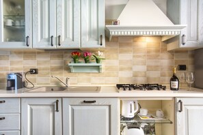 Réfrigérateur, micro-ondes, plaque de cuisson, lave-vaisselle