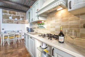 Refrigerador, microondas, placa de cocina, lavavajillas