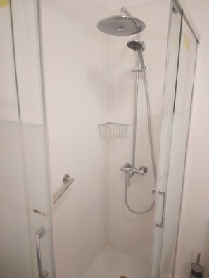 Secador de cabelo, toalhas de banho, sabonete, shampoo