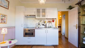 Coffee/tea maker, fridge, microwave, oven