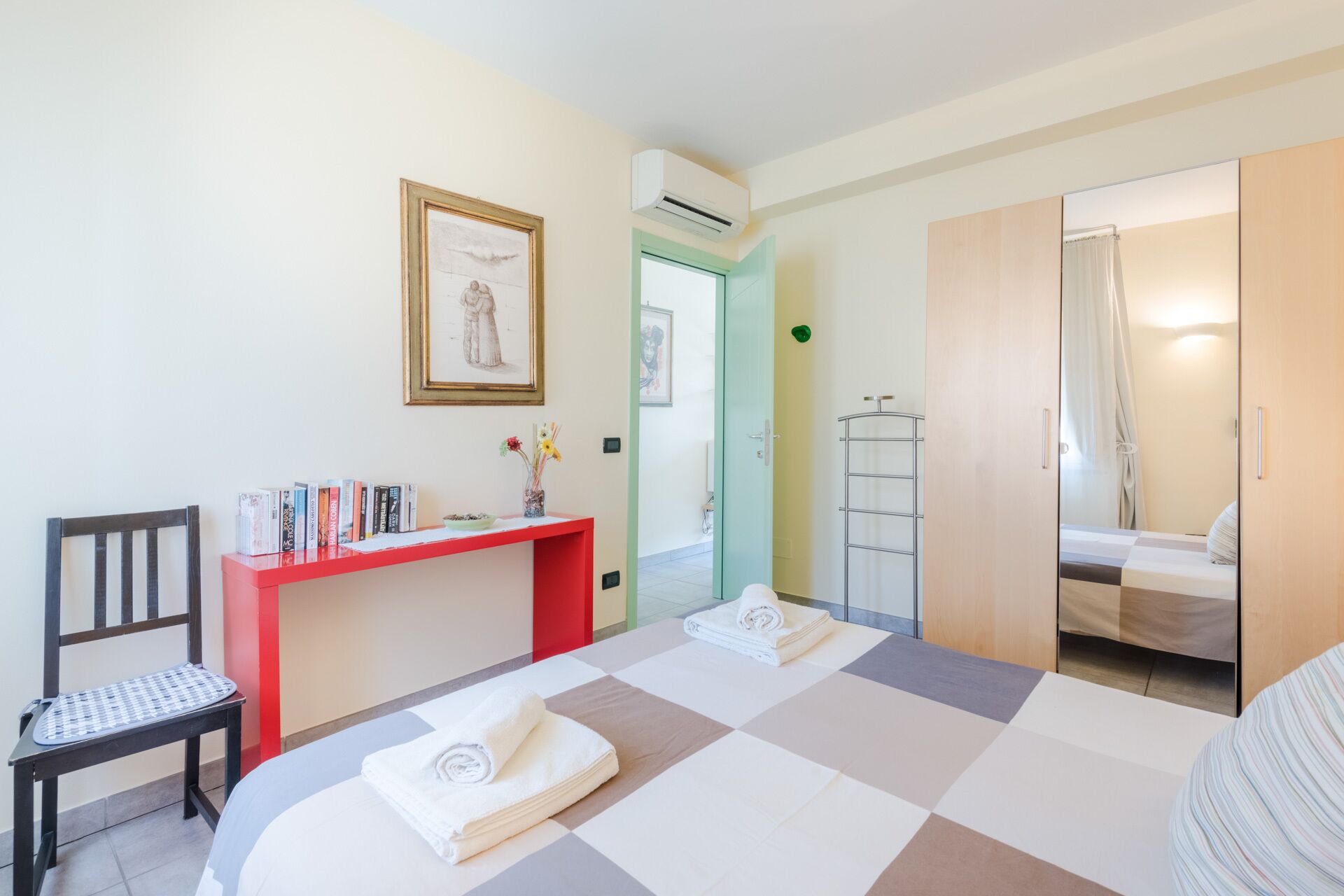 2 camere, una cassaforte in camera, una scrivania, ferro/asse da stiro