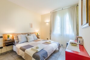 2 habitaciones, caja de seguridad en la habitación y escritorio 