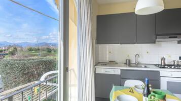 Frigorifero, microonde, forno, piano cottura