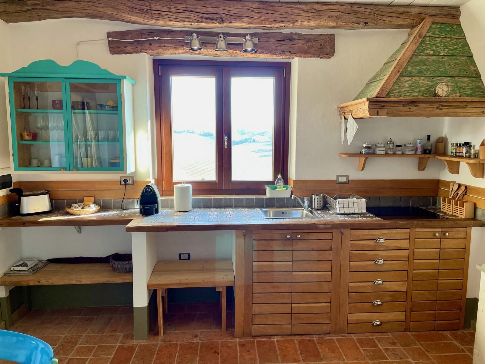 Réfrigérateur, plaque de cuisson, cafetière/bouilloire, grille-pain