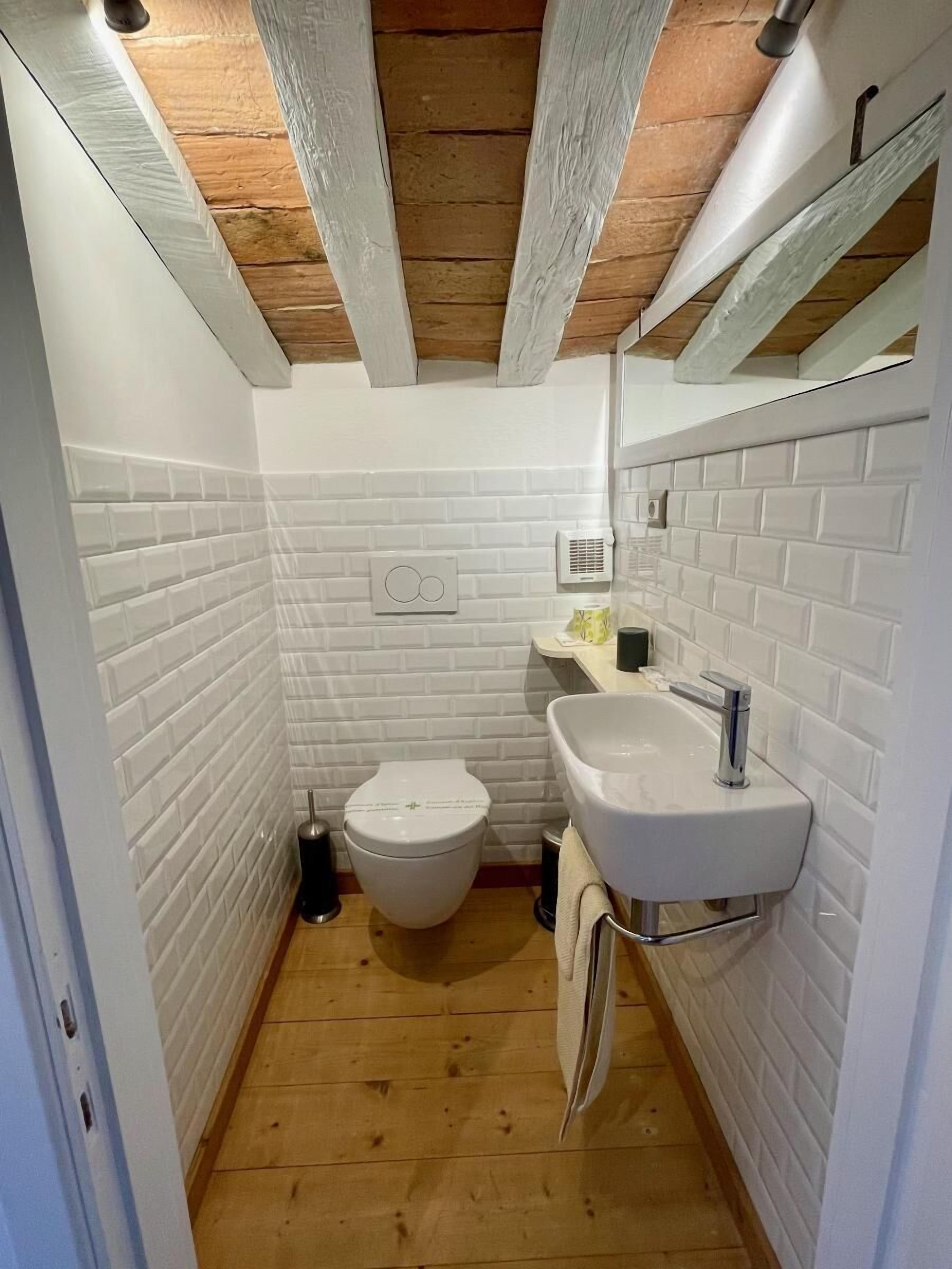 Combinazione doccia/vasca, asciugacapelli, asciugamani