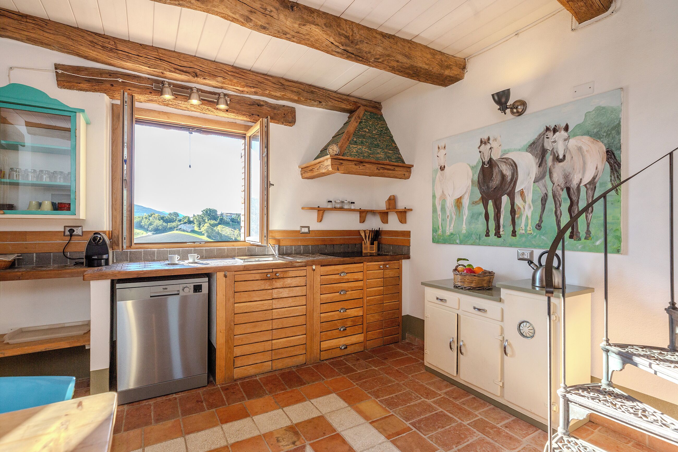 Kylskåp, spishäll, kaffe- och tebryggare och brödrost