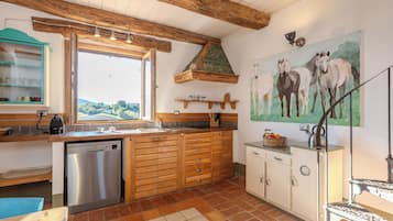 KylskÄp, spishÀll, kaffe- och tebryggare och brödrost