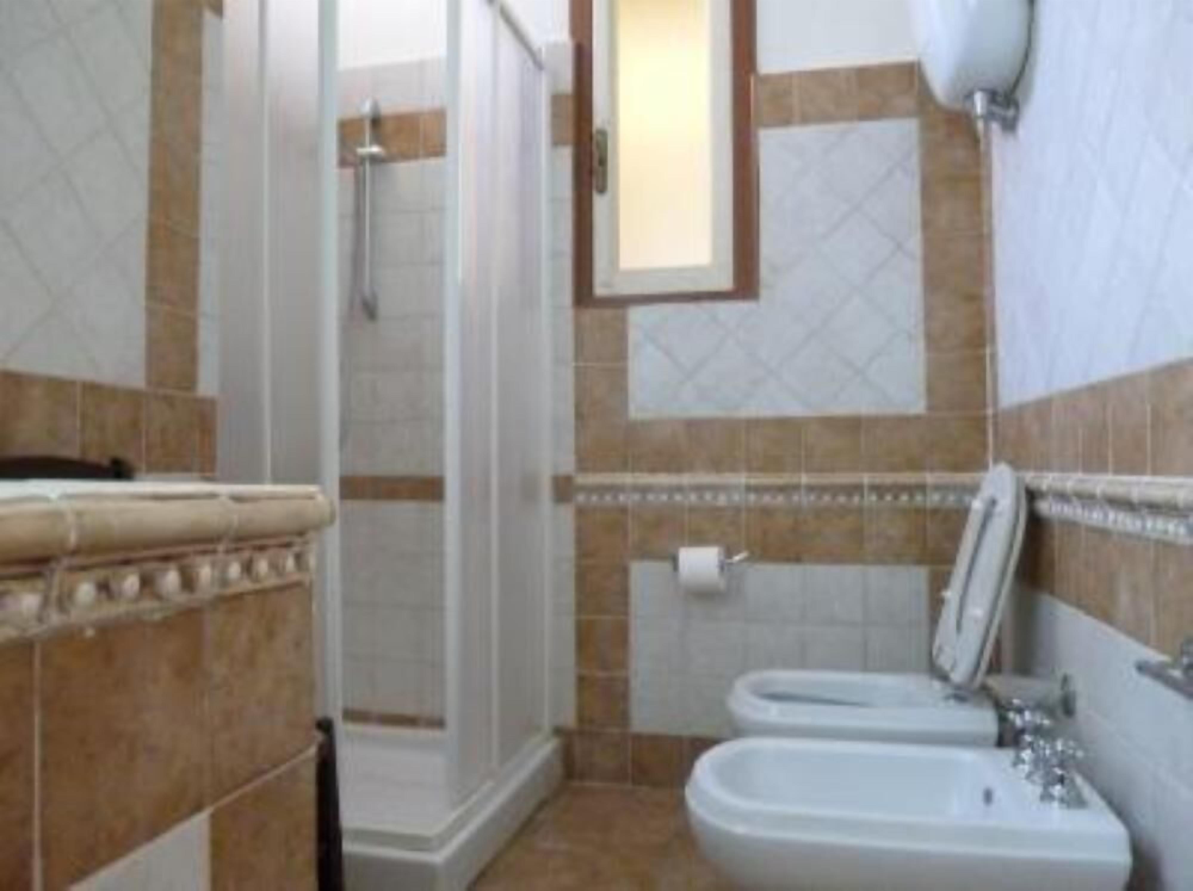 Douche, sèche-cheveux, peignoirs, bidet