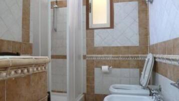 Douche, sĂšche-cheveux, peignoirs, bidet