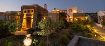 Cycladic House: confidentiality located 10 minutes walk from the center