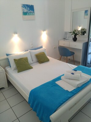 1 Schlafzimmer, Zimmersafe, Schreibtisch, Bügeleisen/Bügelbrett