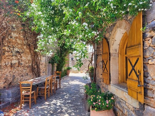 Julie's studio in Kokkini Hani, 2 mins walk to beach. Near famous theme parks! 