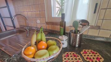 Réfrigérateur, plaque de cuisson, cafetière/bouilloire