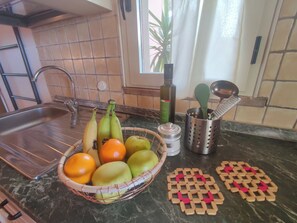 Een koelkast, een kookplaat, een koffiezetapparaat/waterkoker