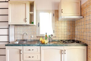 Kühlschrank, Herdplatte, Wasserkocher mit Kaffee-/Teezubehör