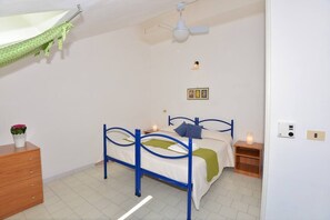 1 bedroom, travel crib, WiFi - Musdea, Mimì sul Mare. Apartmet with private beach (Massa Lubrense)