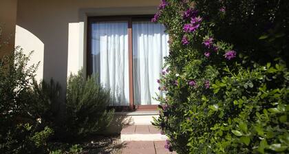 Piso en nueva casa a 2 planes con jardín de 50 m2 y vista mar.