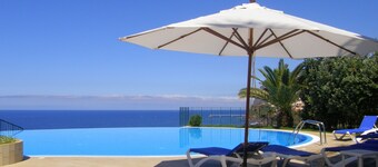 A spacious one bedroom apartment with gym, infinity pool, sea views, WiFi