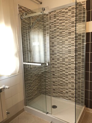 Douche, sèche-cheveux, bidet, serviettes fournies