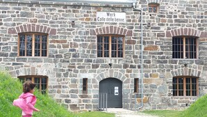 A stone building with a sign reading "Werk Colle delle benne."