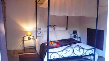 1 habitación, escritorio, tabla de planchar con plancha y internet