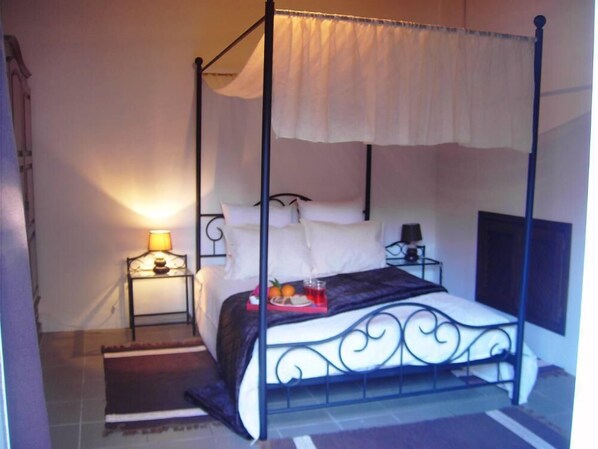 1 habitación, escritorio, tabla de planchar con plancha y internet 