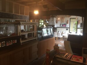 Breakfast, lunch and dinner served - Auberge Booz Annex (Yamanakako)