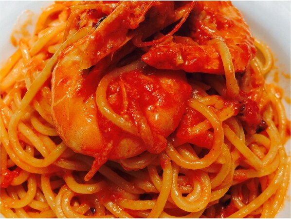 A plate of spaghetti with a tomato-based sauce and shrimp. - Auberge Booz Annex (Yamanakako)