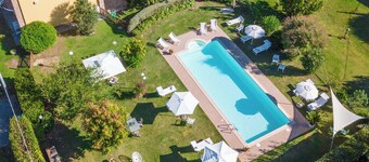 "Purple" Apartment With Pool