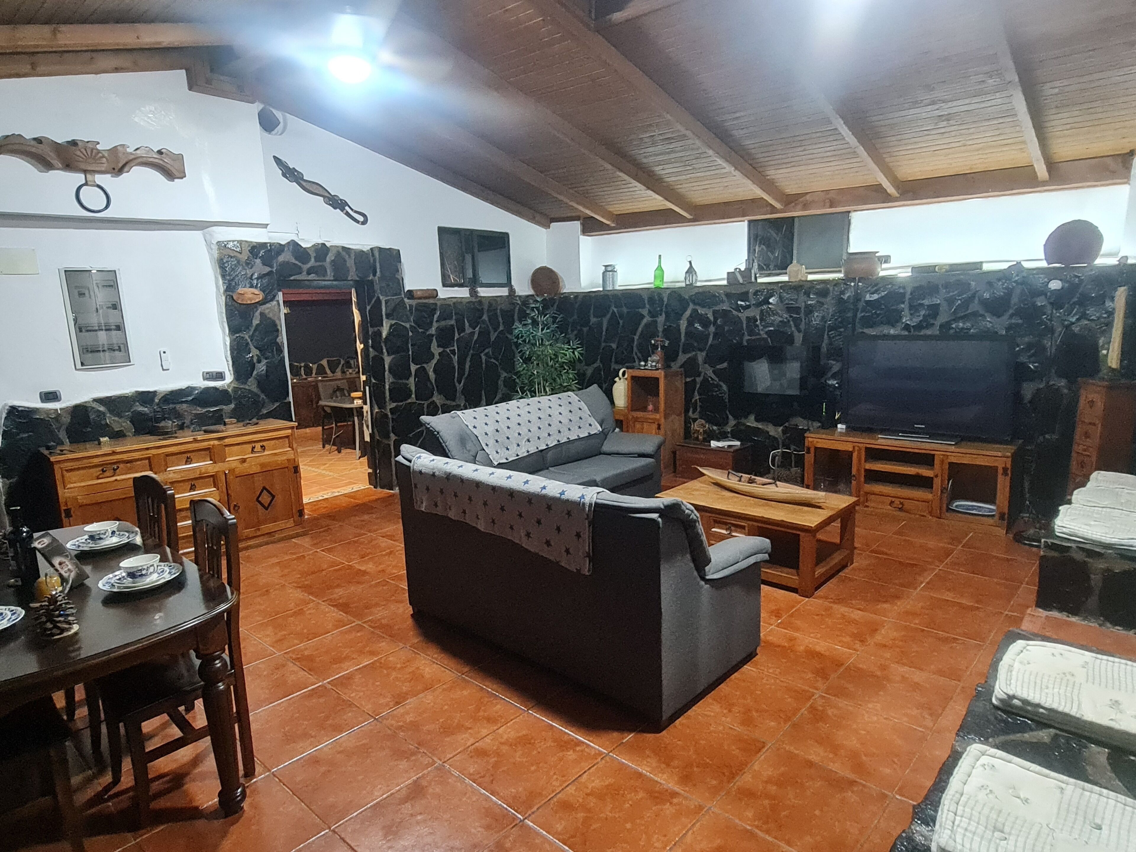 Älytelevisio, takka, kirjoja