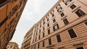 A multi-story building with a classic architectural style, featuring evenly spaced windows and a symmetrical facade. - Wonderful beautiful apartment in the heart of Rome (Esquilino Colosseum area) (Roma)
