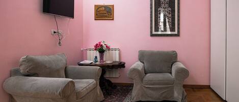 Una televisión, libros