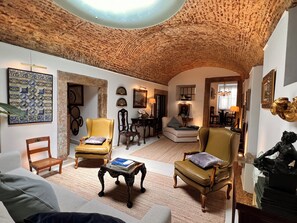 Fernseher, Kamin, DVD-Player, Bücher