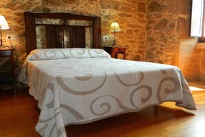 6 bedrooms, bed sheets - House for up to 12 persons next to Noia (Outes)