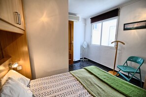 2 dormitorios, tabla de planchar con plancha, cuna de viaje