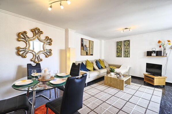 Una televisión de pantalla plana, Netflix, un reproductor de DVD, libros