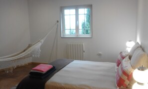 2 Schlafzimmer, Zimmersafe, Schreibtisch, Bügeleisen/Bügelbrett