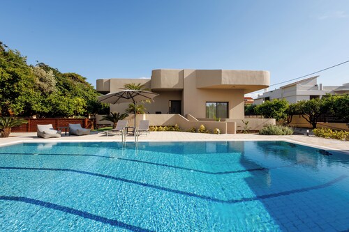 Villa Katrin - Hieno villa, jossa 60m2 oma uima-allas, pysäköinti ja puutarha.