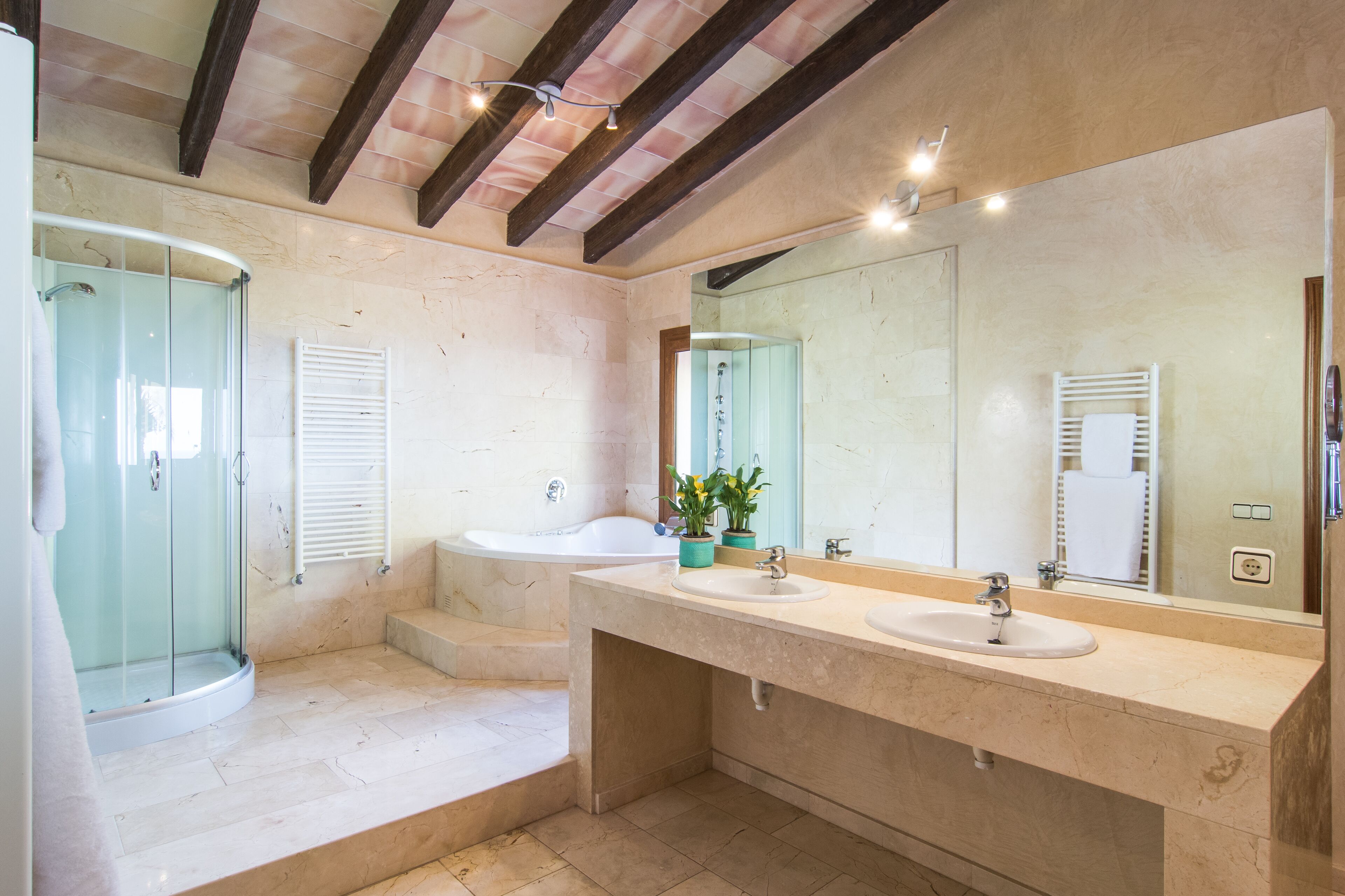 Een bad/douchecombinatie, een bubbelbad, een haardroger, een bidet