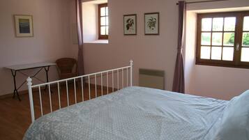 3 bedrooms, iron/ironing board, free WiFi, bed sheets
